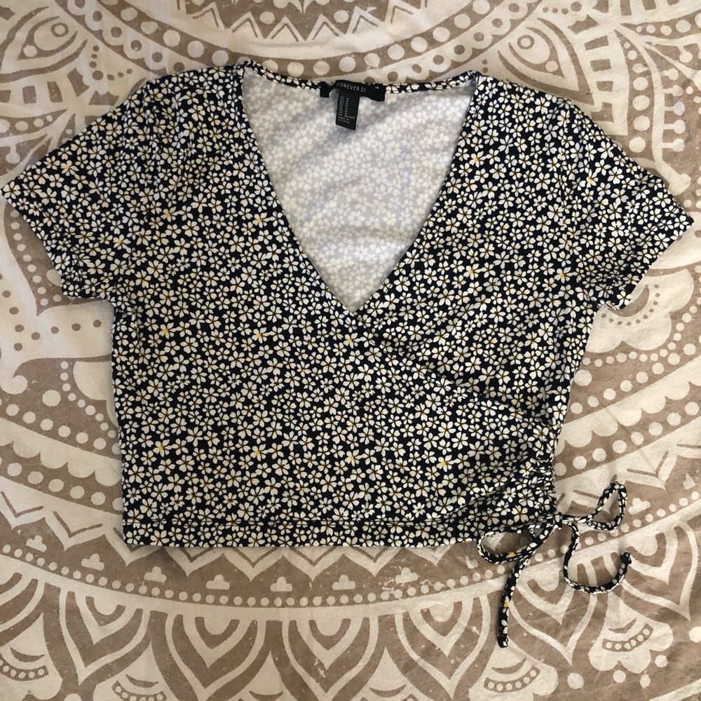 NWOT Forever 21 | Daisy print crop top